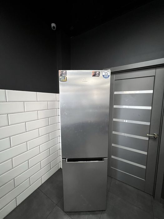 Продається холодильник б/у з морозильною камерою, стан робочий