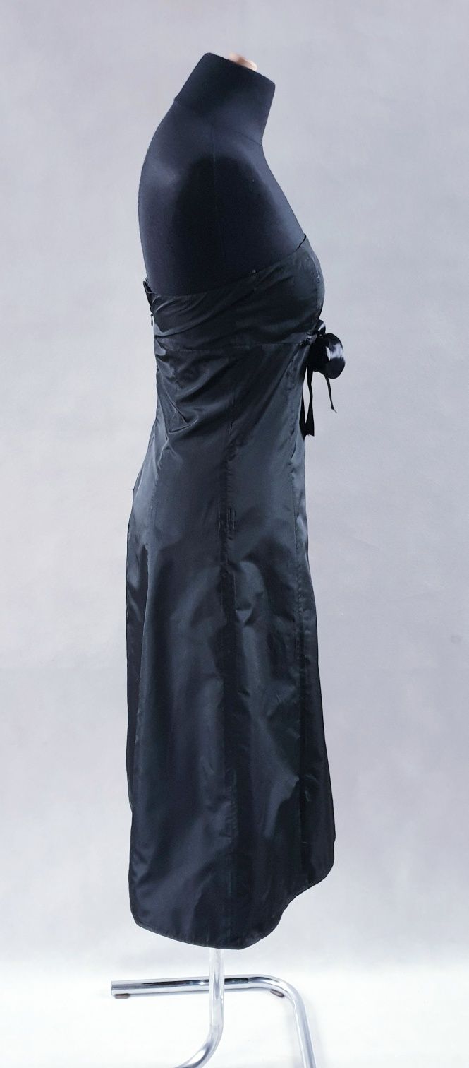 Czarna sukienka midi z odkrytymi ramionami. ZARA BASIC