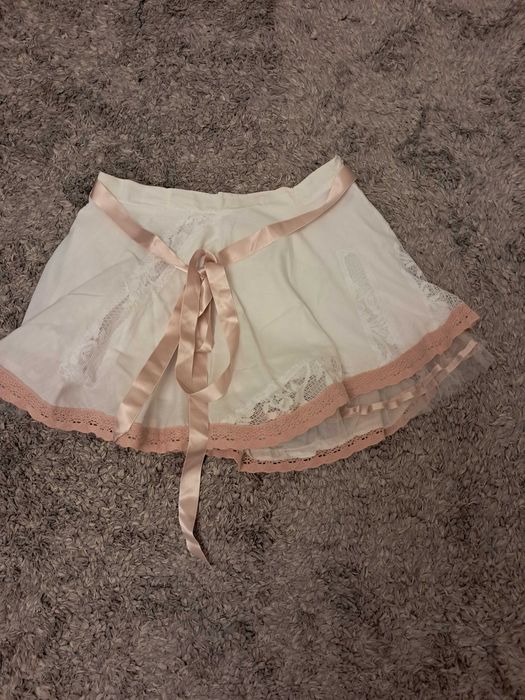 Krótka biała spódniczka włoskiej marki Rinascimento, rozm. M