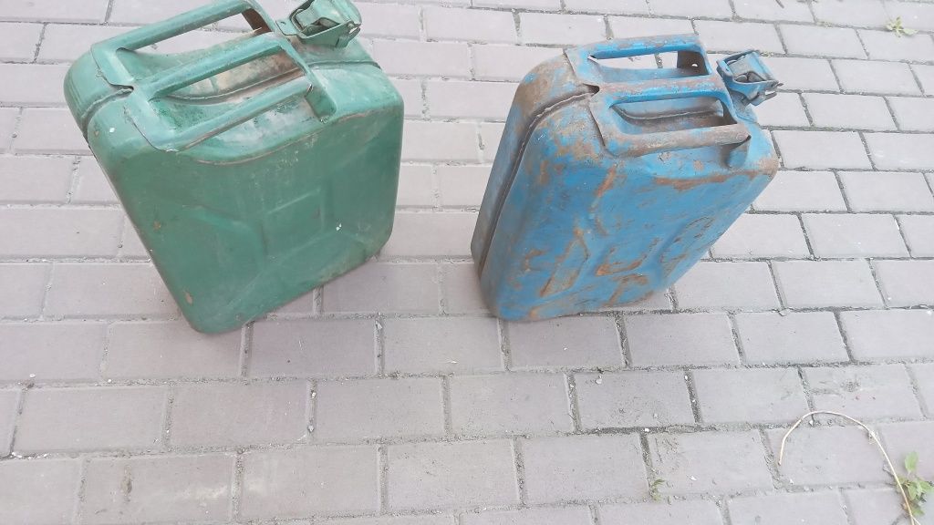 2 каністри з під бензину не протікають