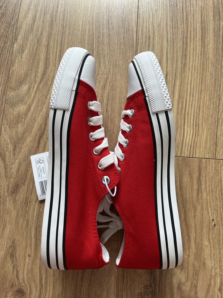 Nowe czerwone trampki