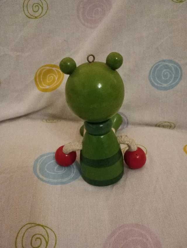 Sapo de madeira e corda