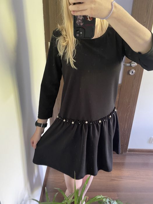 Czarna klasyczna sukienka S/M 36/38. Na gumce, krótka, z perełkami