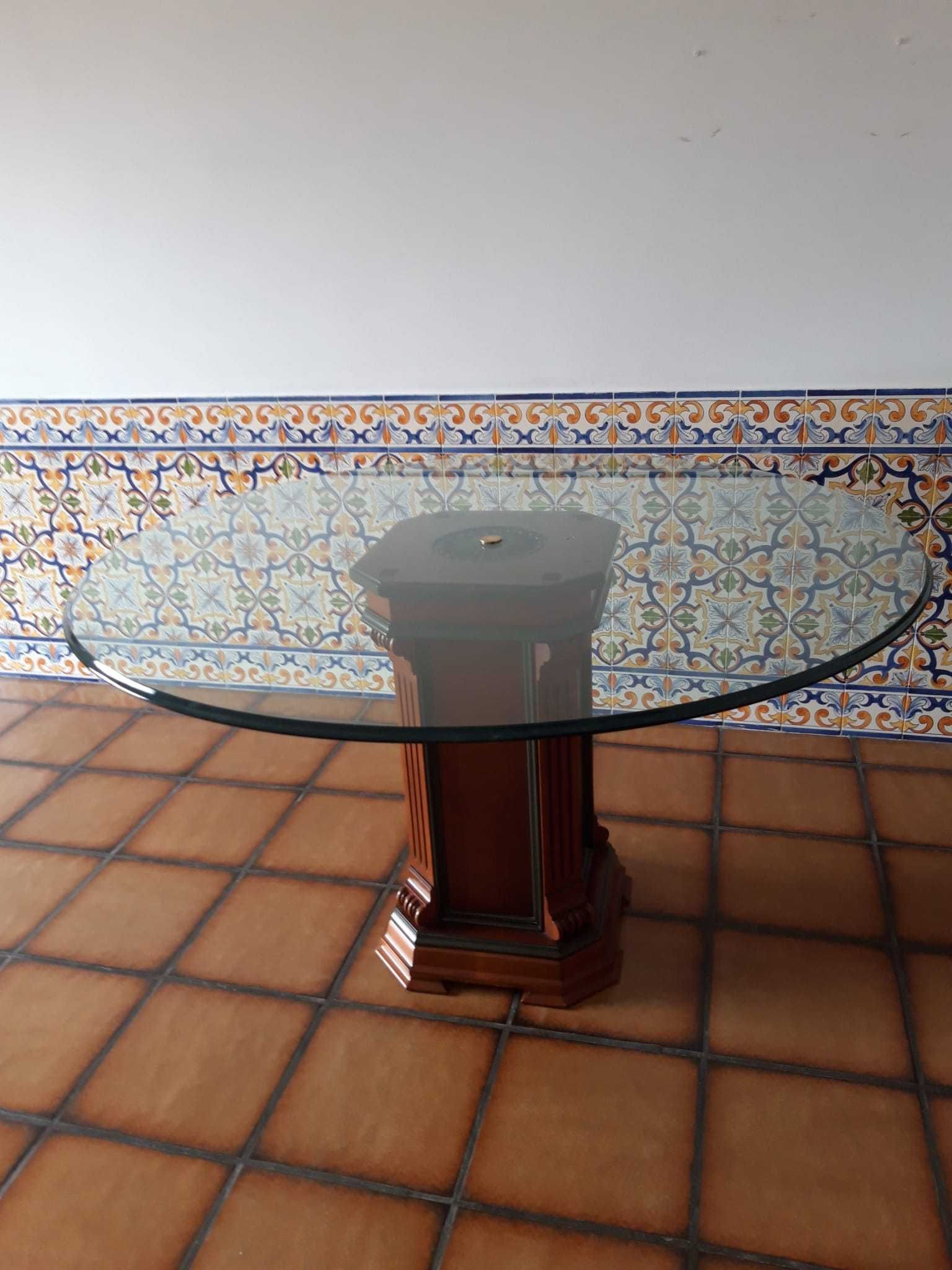 Mesa com tampo de vidro