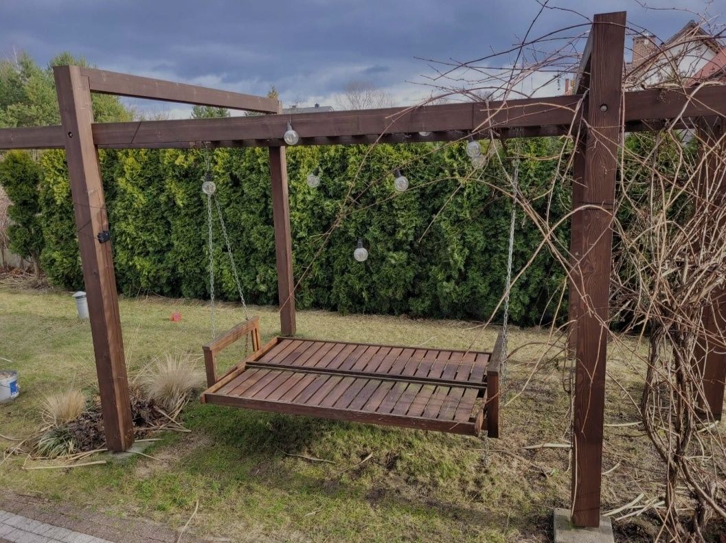 Altanka z drewna z huśtawką
