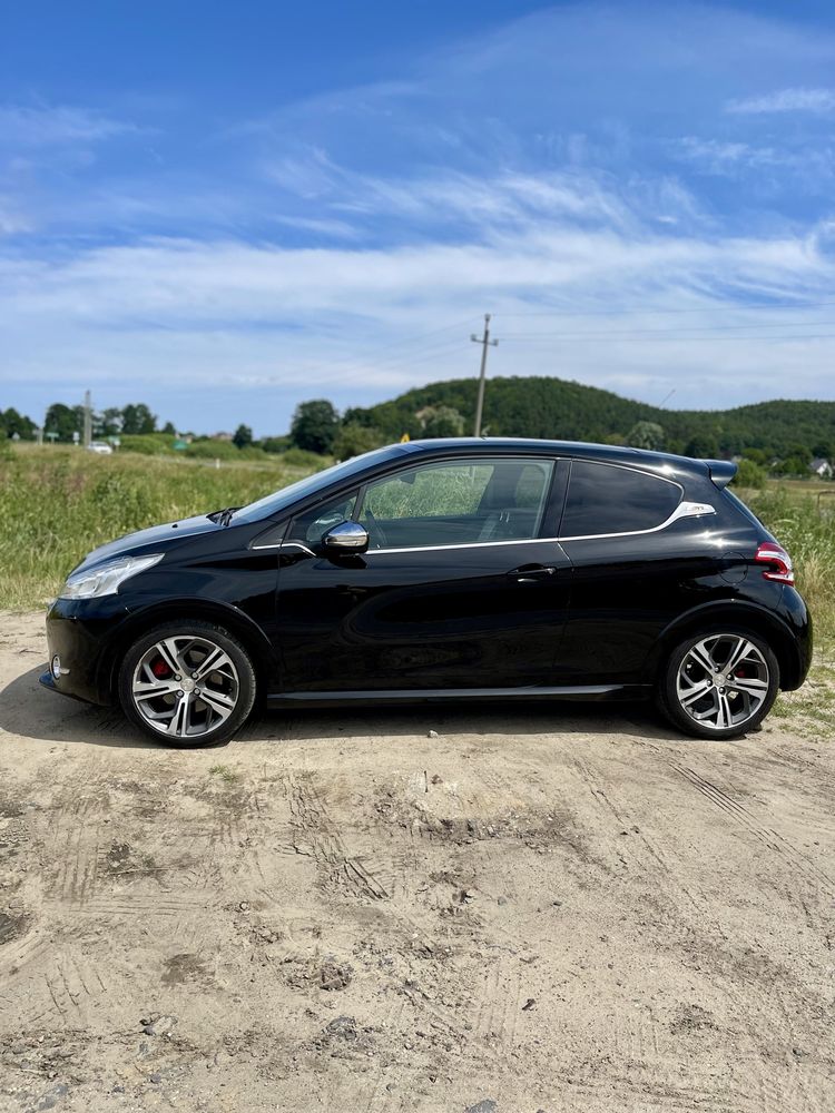 Czarny Peugeot 208 GTI 200 KM