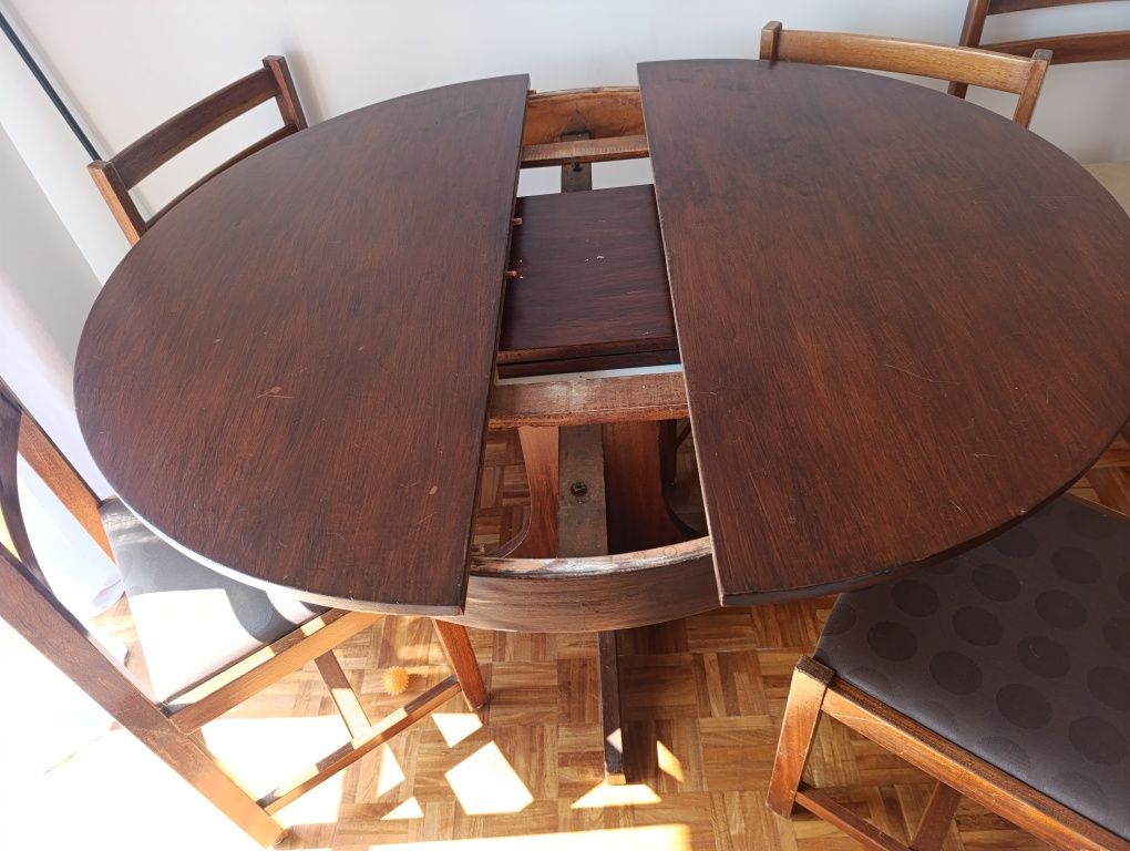 Mesa e 5 cadeiras