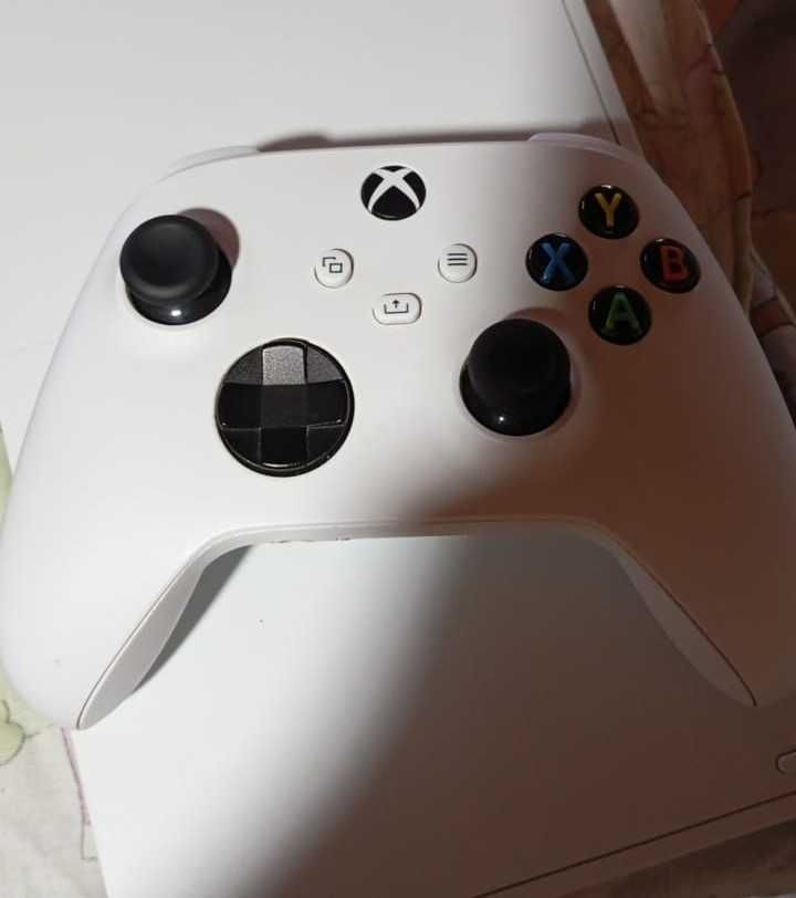 Vendo Xbox series S, com muito pouco uso.