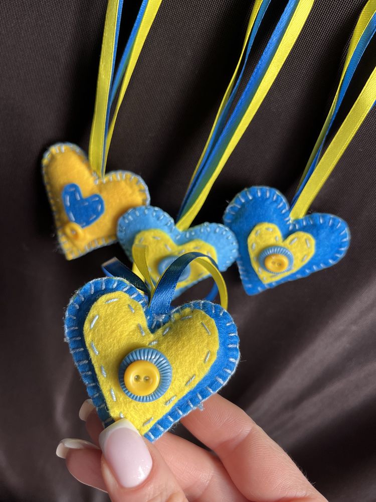 Фетрове серце жовто-блакитне підвіска сині жовті сердечка