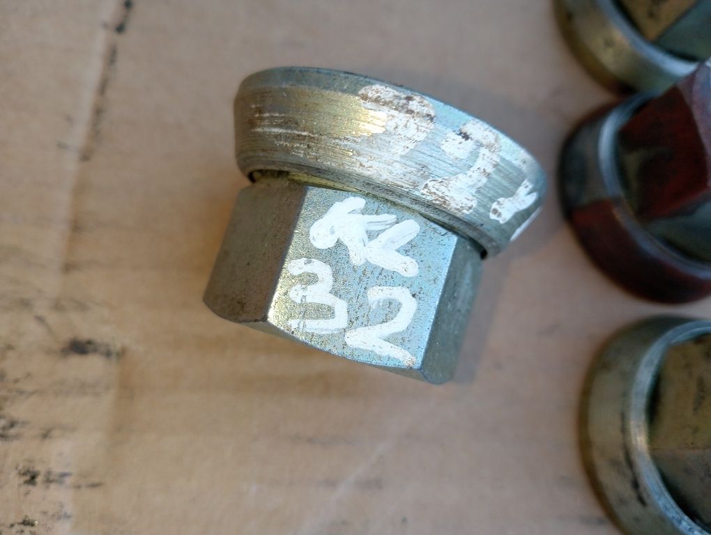 Nakrętka z obrotową podkładka M22x1,5