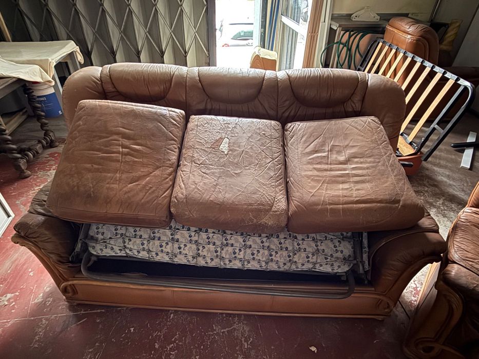Jogo de sofá em couro legitimo bastante usado