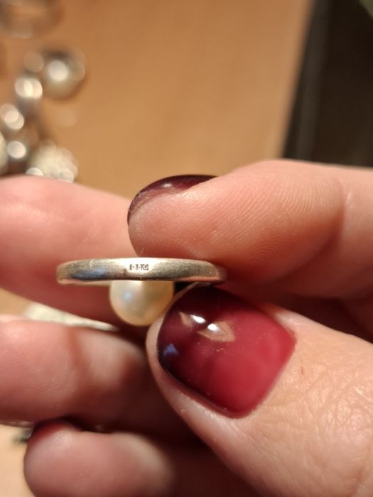 Продам серебрянные изделия,серёжки,кольца ,подвестка ,цена разное.