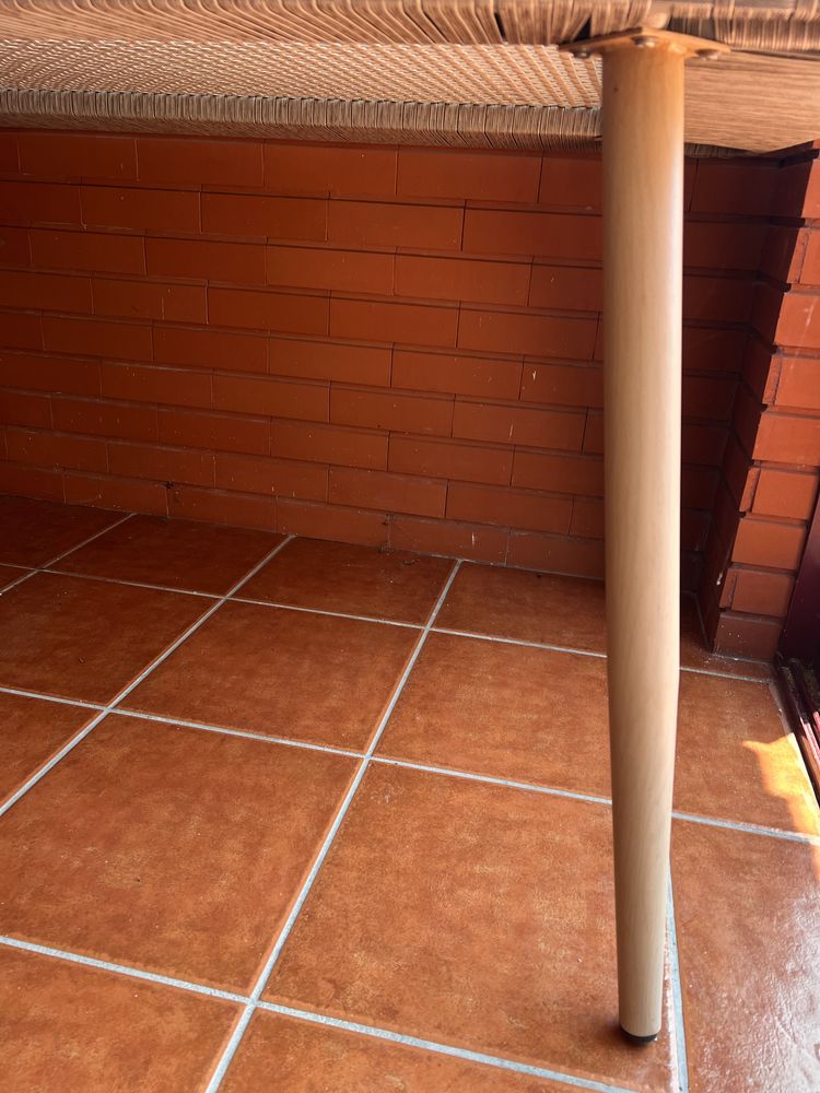Mesa de exterior com tampo de vidro.