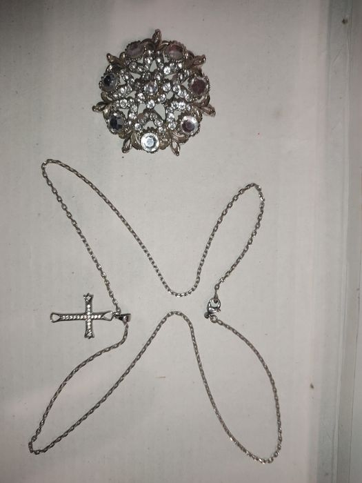 Біжутерія.Хрестик на ланцюжку,брошка