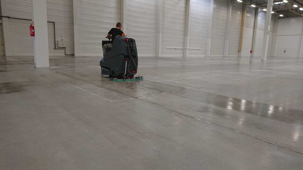 Mycie posadzek garaży, magazynów, hal produkcyjnych - maszynowe