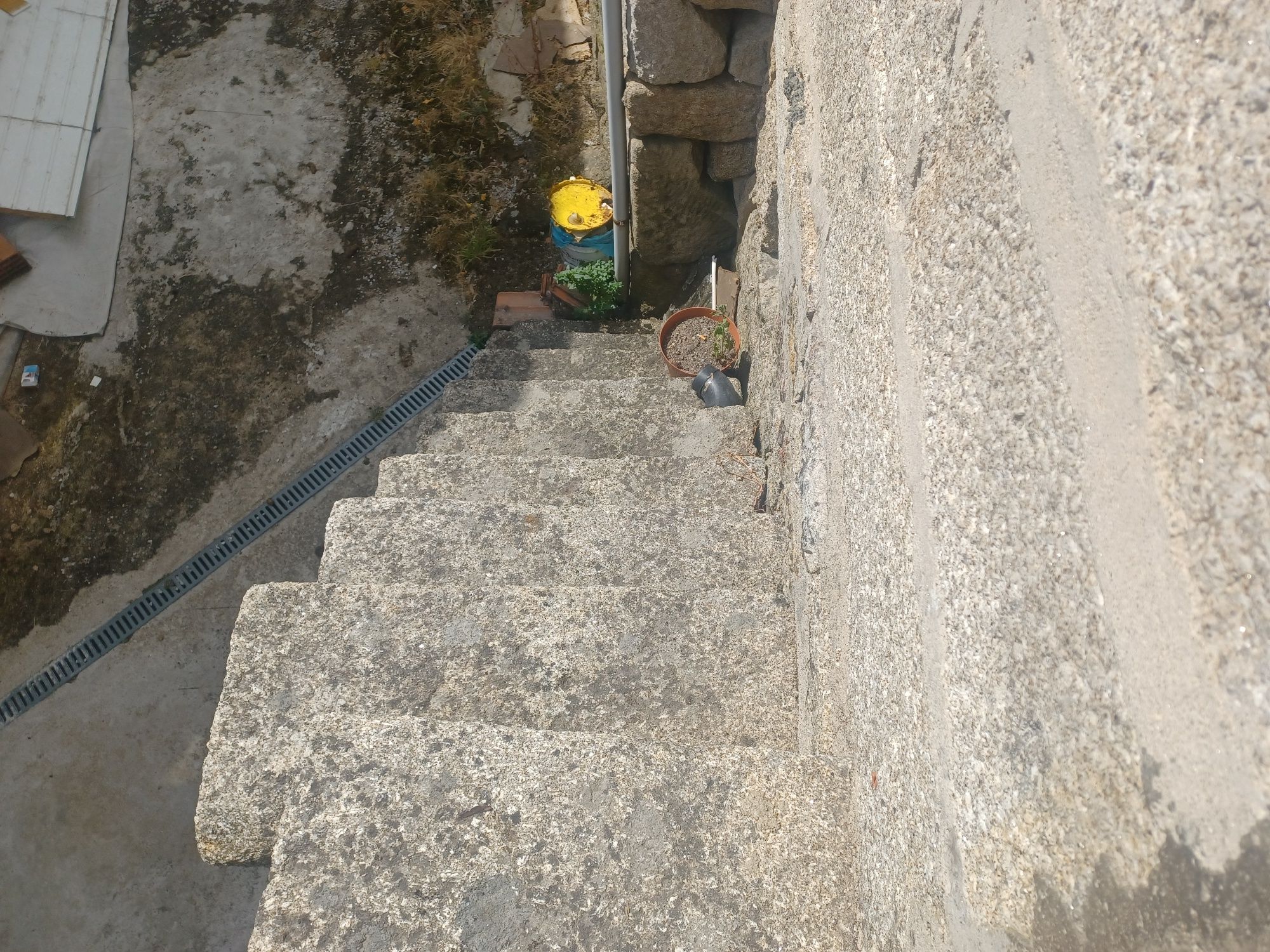 Pequena Casa para Reconstruir