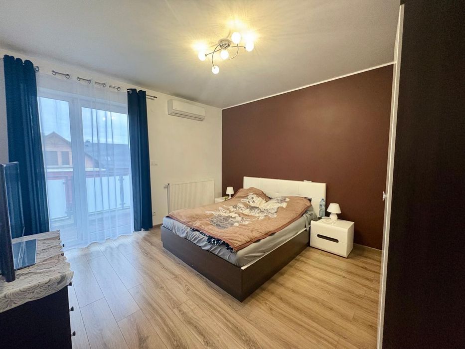 Łóżko  z szafkami nocnymi, szafa oraz komodą