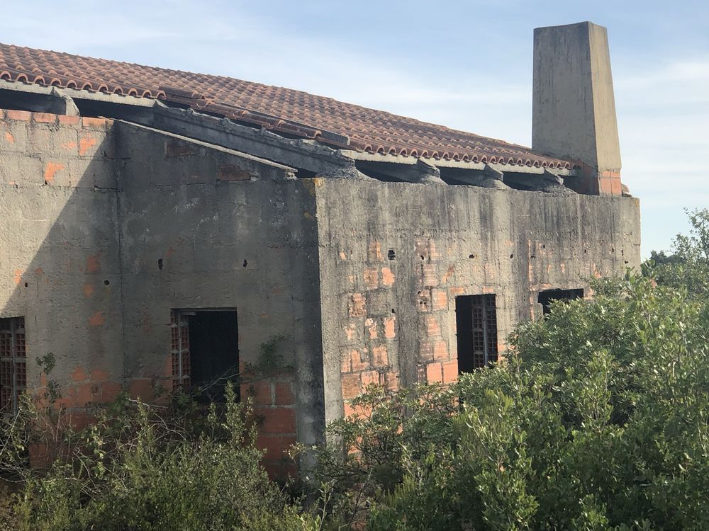 Quinta rustica 4320 m , com moardia t3 c permissao para finalizar obra