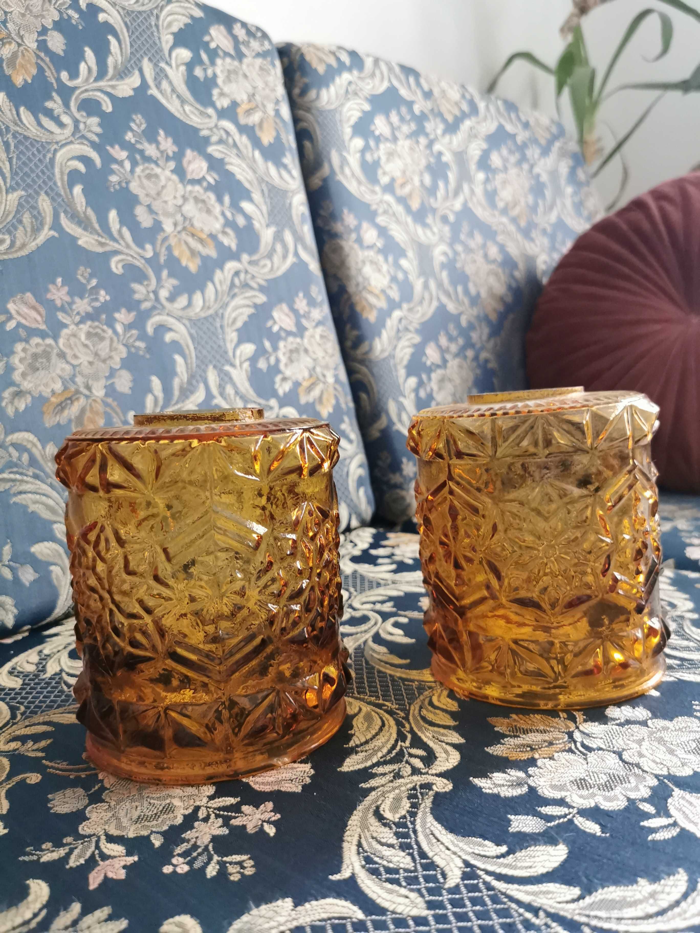Dwa szklane klosze