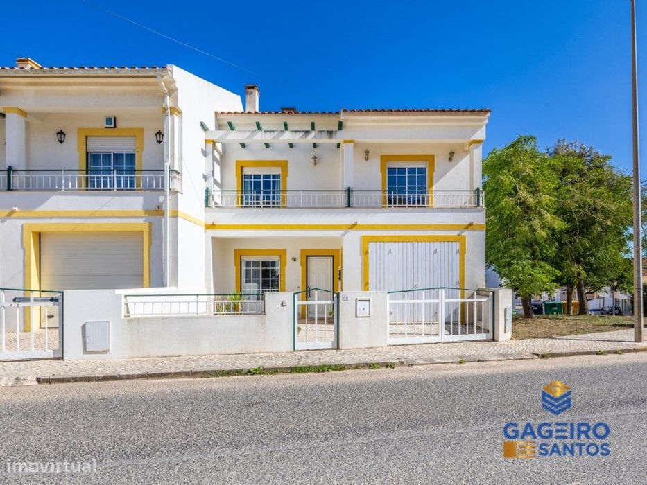 Moradia T3 com espaço exterior em bairro familiar tranquilo - São M...