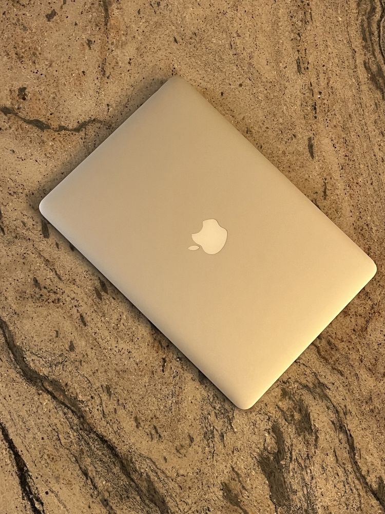 MacBook Air 13’ (Early 2015)