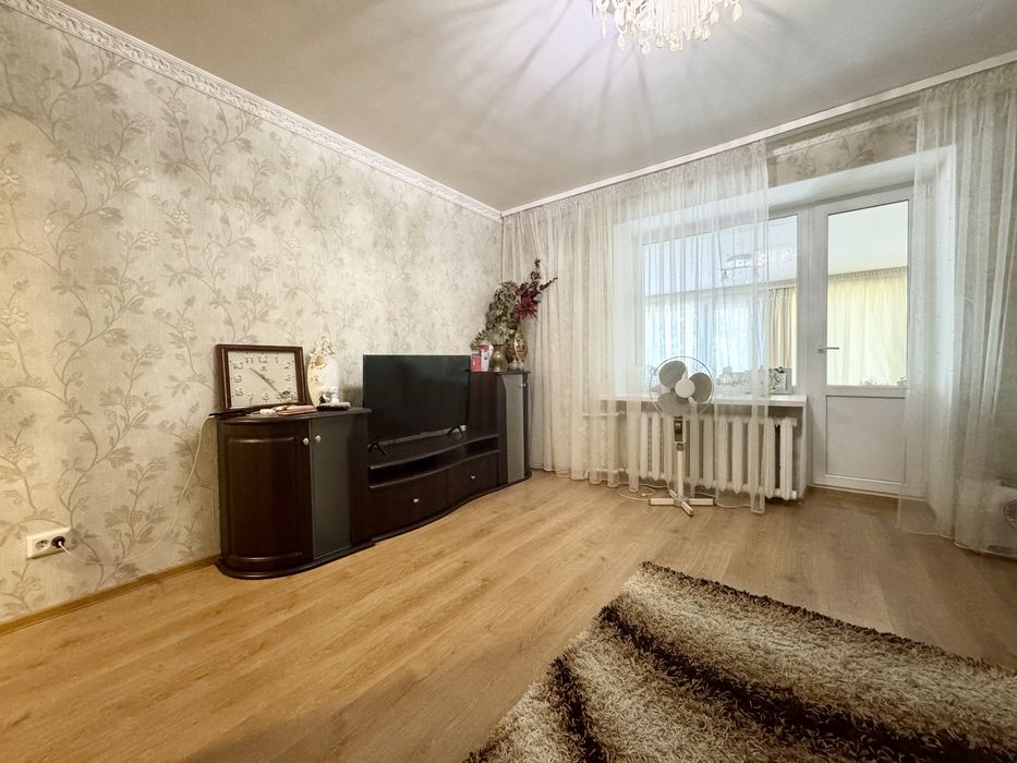 Продам 2 к.квартиру. 2эт/9эт, кирпич! Кухня -19кв.м