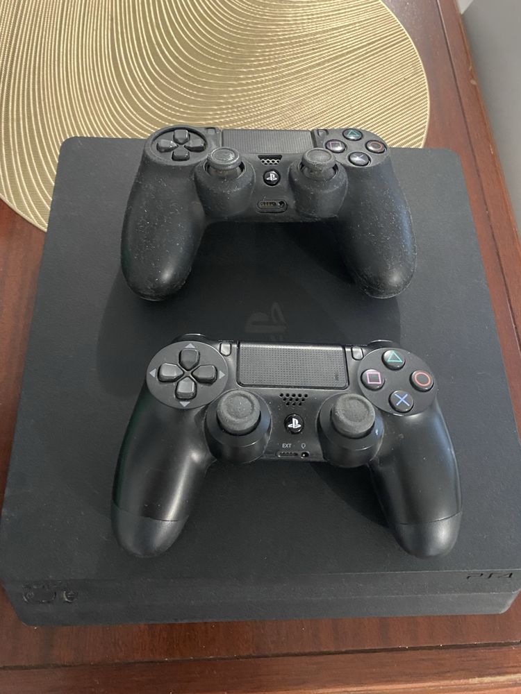 Vendo PS4 + dois comandos originais e fone