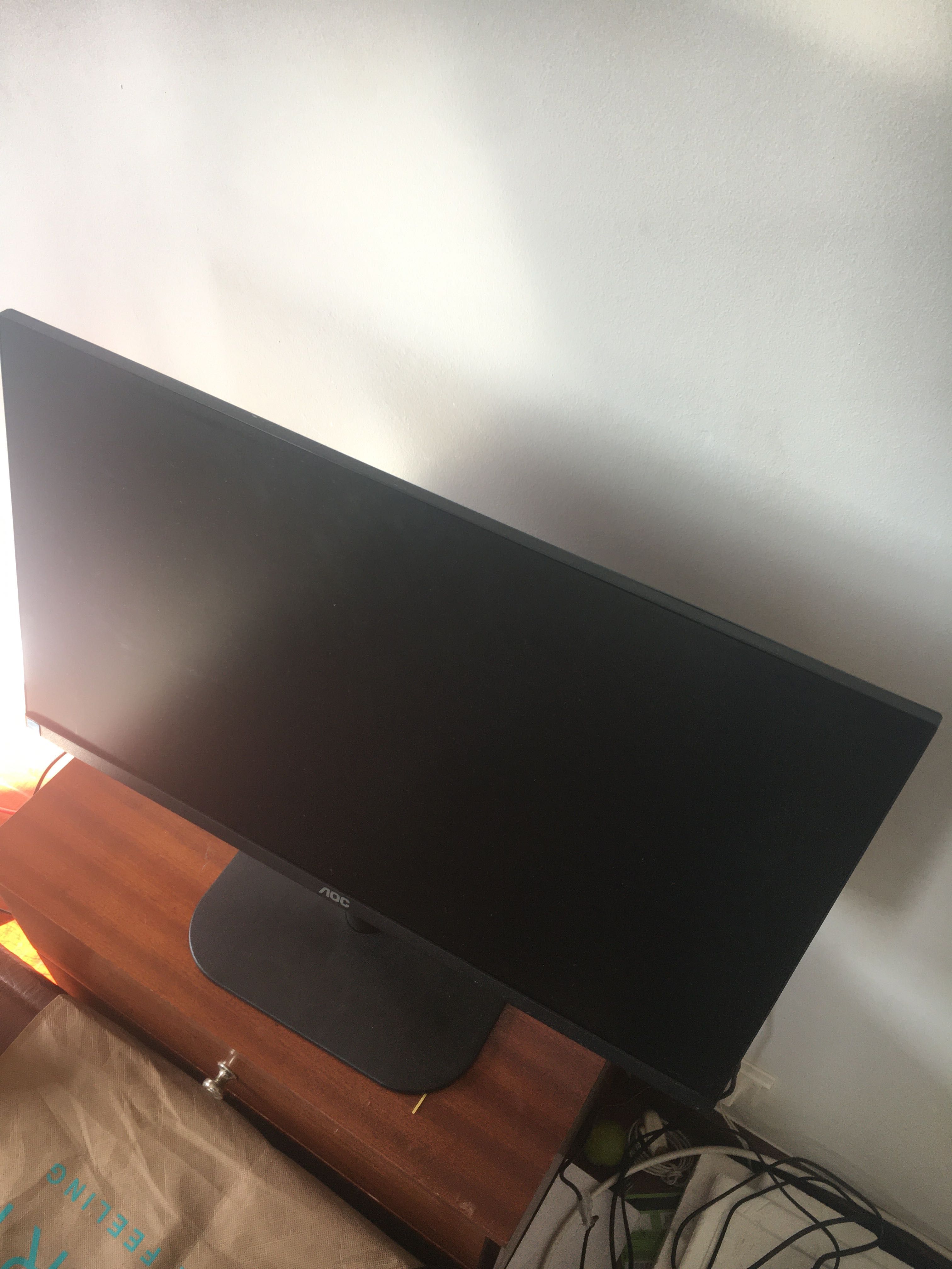 Monitor da AOC de 60hz com um cabo HDMI 2.0 semi-novo