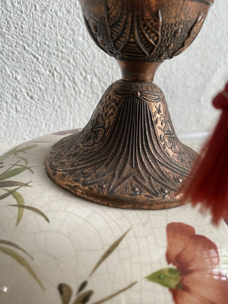 Candeeiro de mesa em porcelana e latão