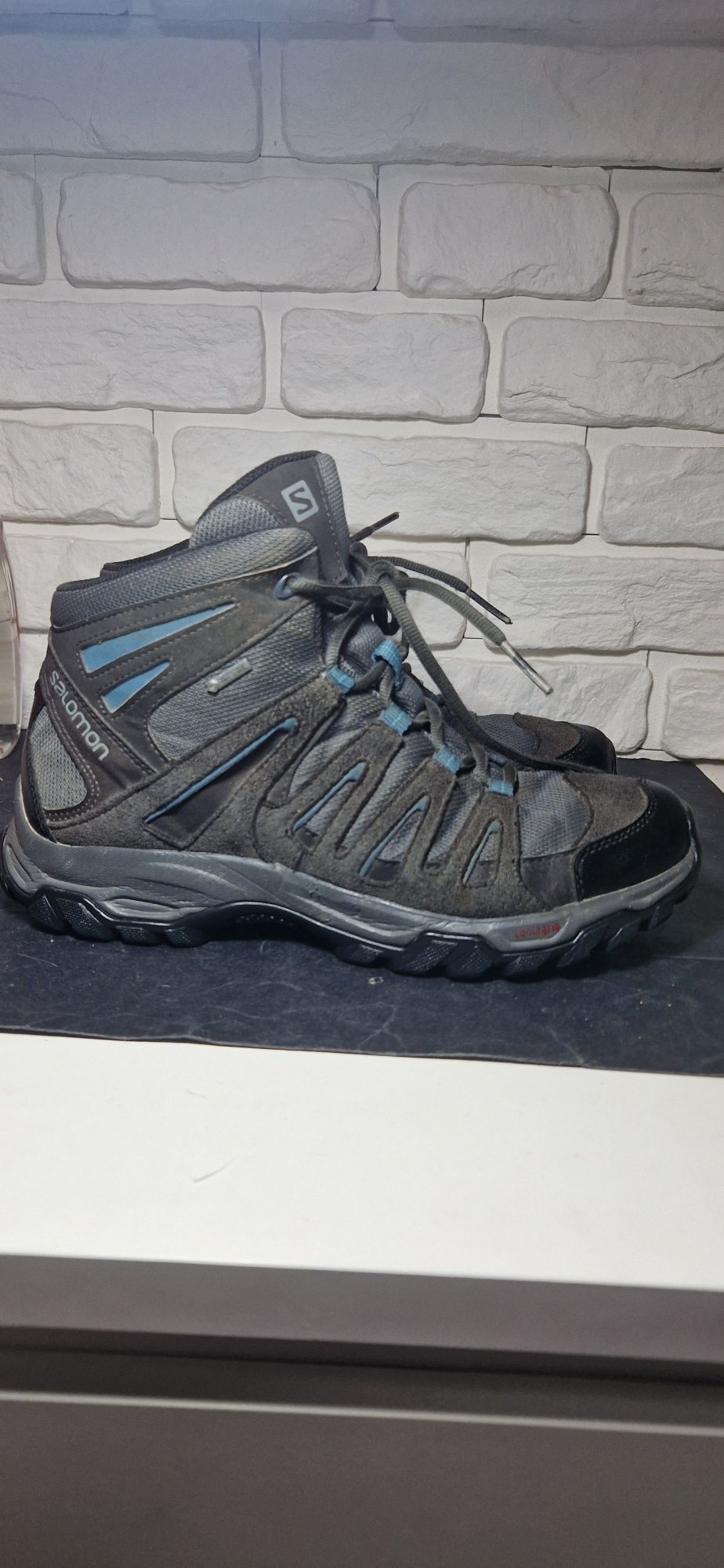 Salomon  40 2/3.      .