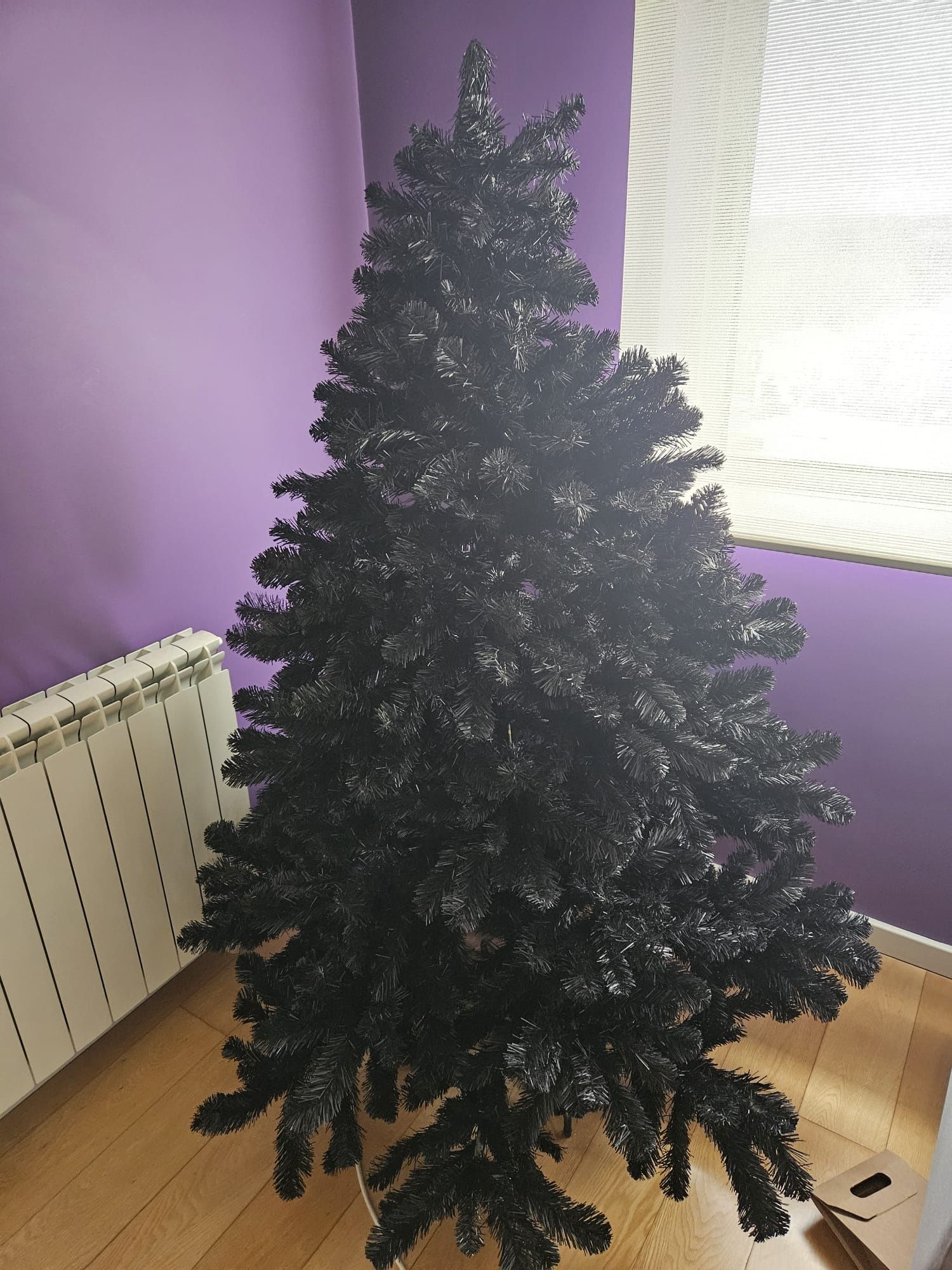 Arvore de natal preta com efeitos neve , bolas e luzes de oferta