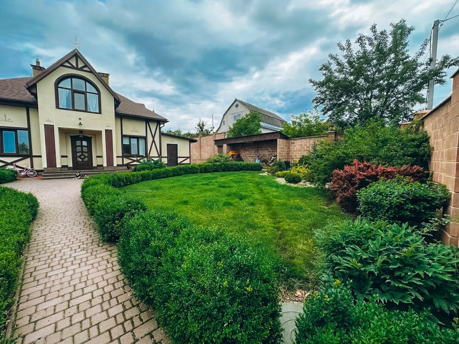 Продаж будинку з ремонтом. Центр. Велика ділянка. Озеро поруч.