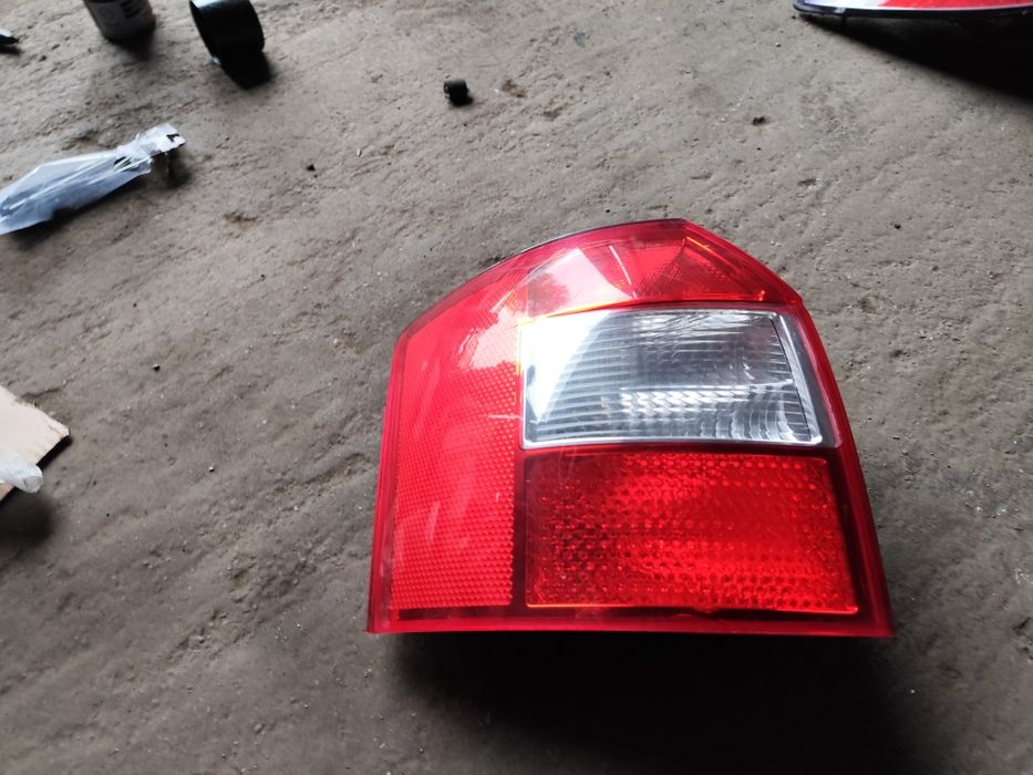 Audi A4 B6 kombi lampa lewa tylna lewy tył