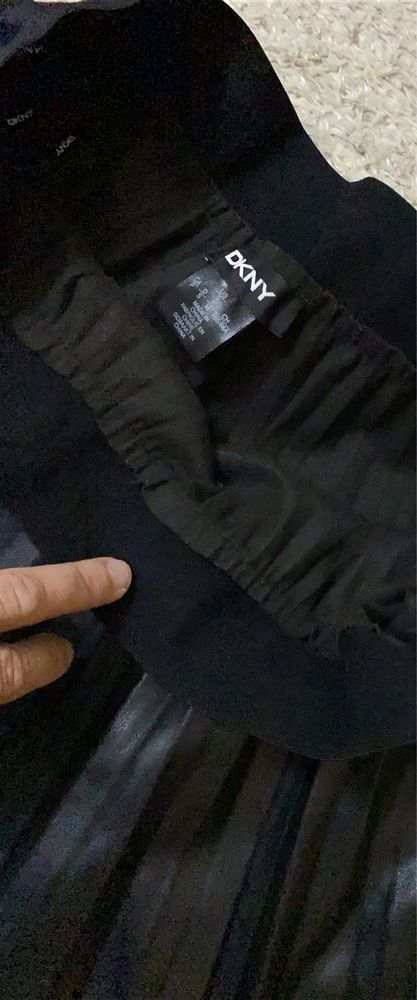 Saia DKNY pele sintética