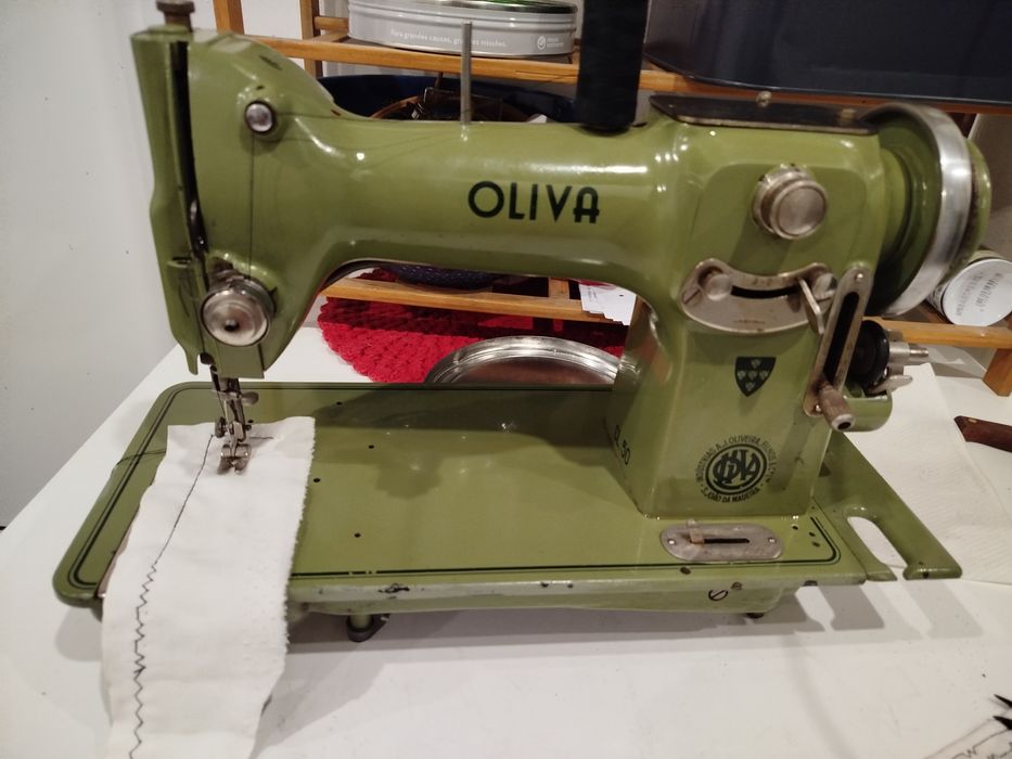 Máquina de costura oliva com movel