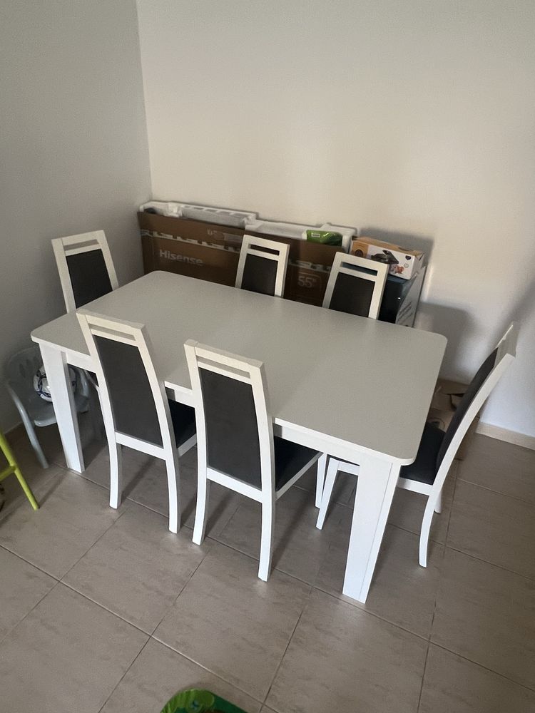 Mesa de jantar e cadeiras