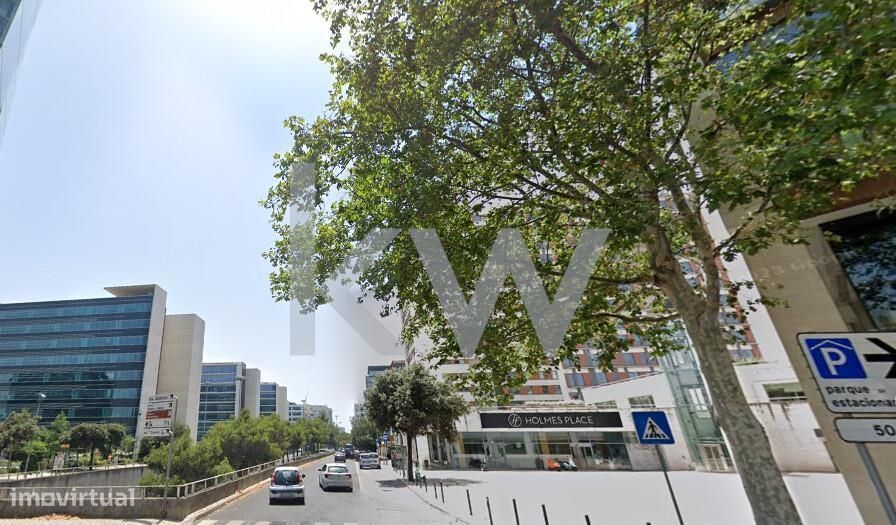 Loja com área bruta de 4.422,35m2 no Parque das Nações, Lisboa.