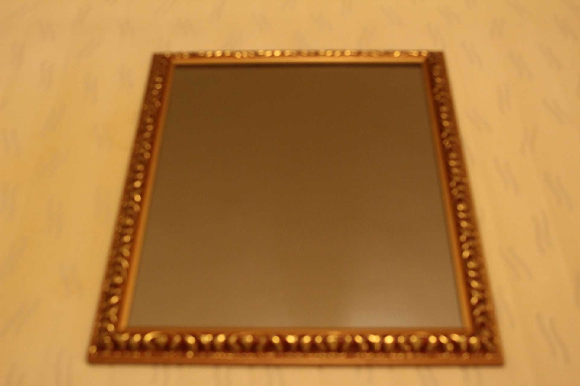 Espelho com Moldura Dourada Trabalhada antigo 47 X 57 cm