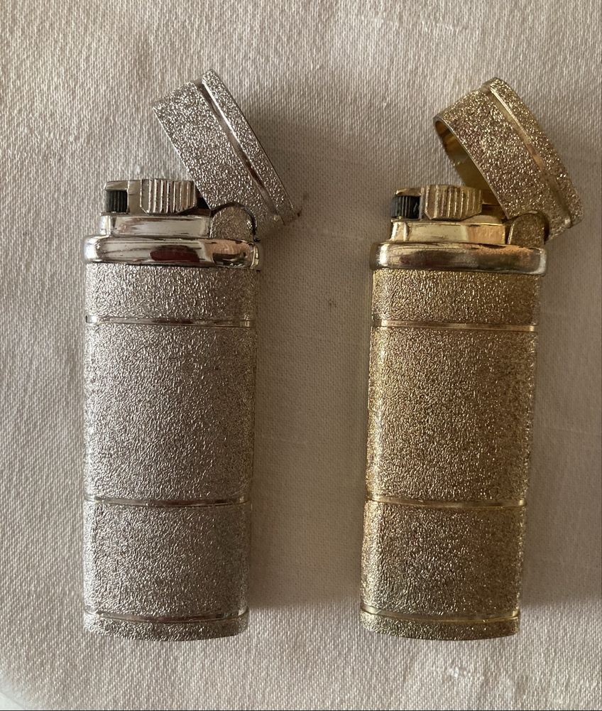 Isqueiros YSL - dourado e prateado