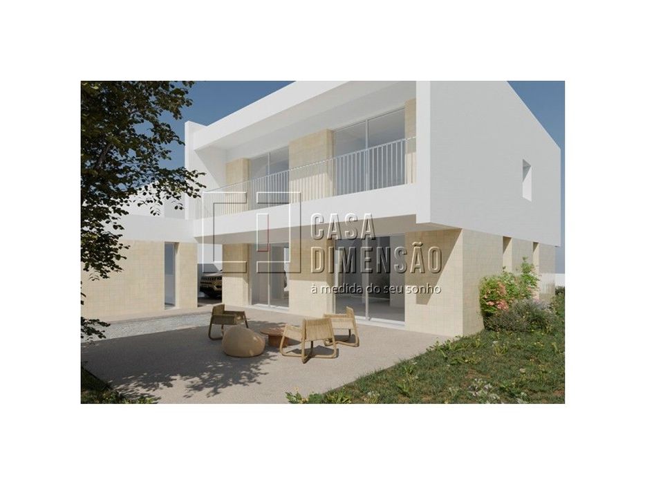 Moradia isolada de tipologia T4 localizada na zona da Charneca da C...