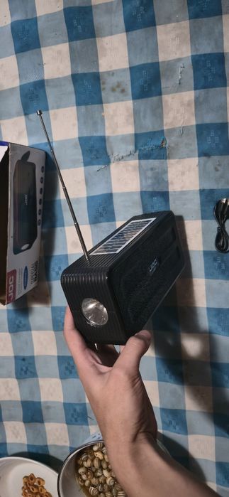 Coluna, radio, lanterna em 1