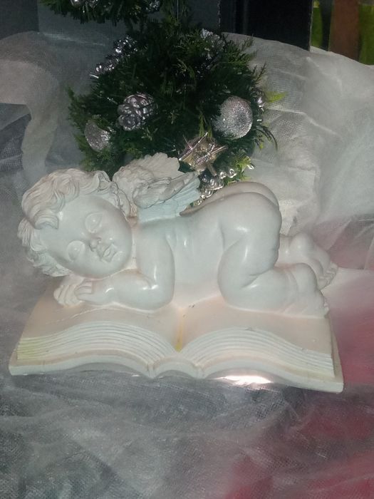 Biała Figurka Śpiącego Anioła na książce