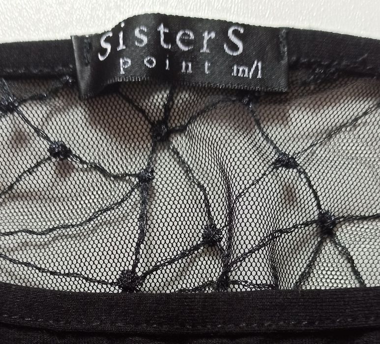 Czarny top z prześwitującymi plecami, Sisters Point, rozm. S