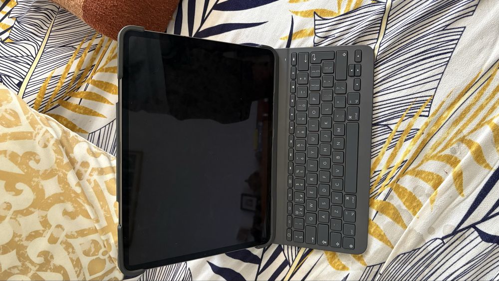 Capa da logitech com teclado para ipad pro 4a geracao 12.9