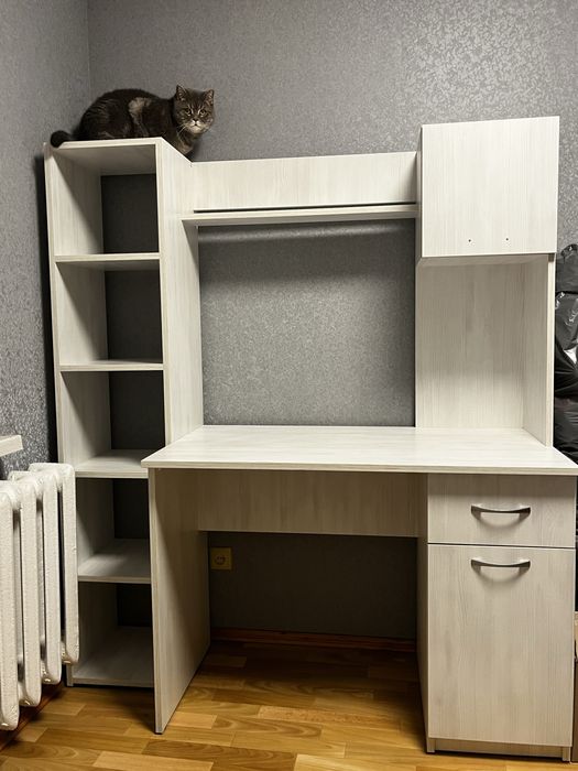 стіл для кімнати,гарний стан окрім відпавшої ручки на верхній полці.