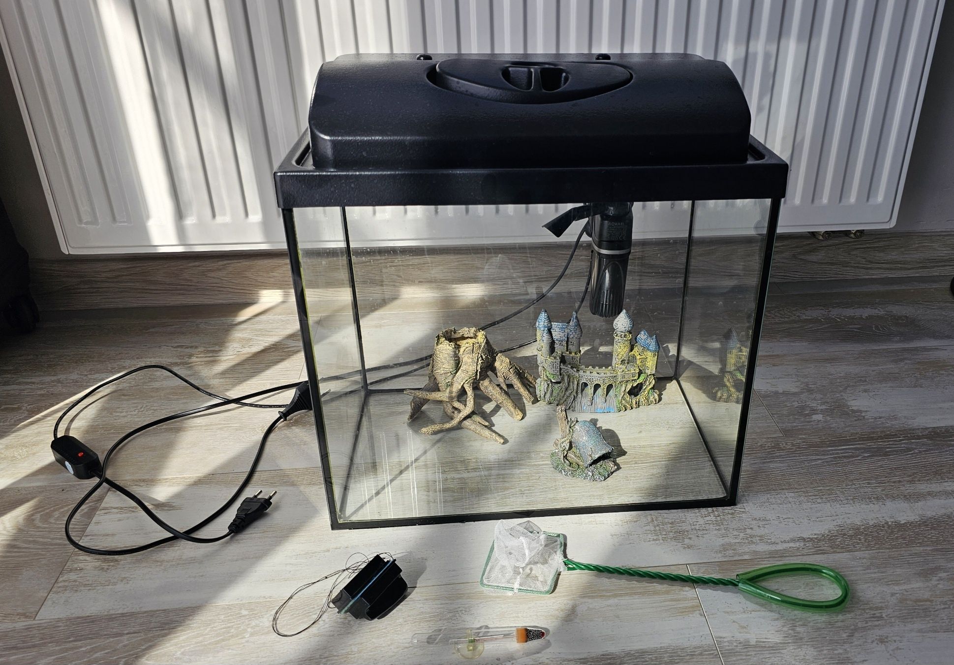 Akwarium 35L, oświetlenie LED, filtr Aquael, duże dekoracje, stan 5+