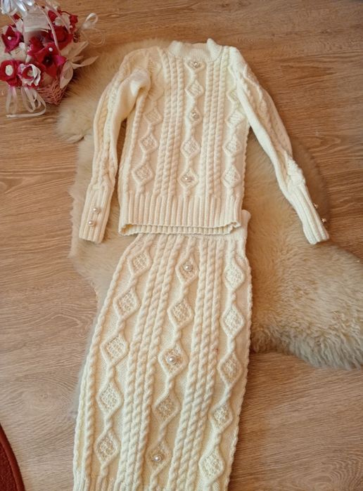 Неймовірно красивий В'язаний костюм, ручної роботи.