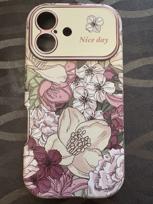 Чохол на iPhone 16.