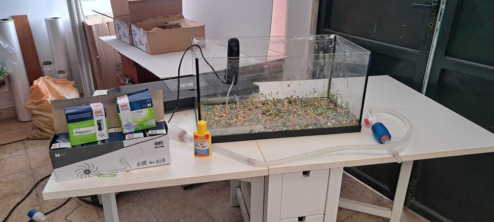 Aquário com 60cmx30cmx30cm com alguns acessórios