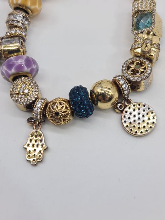 Pulseira de contas com vários pendentes